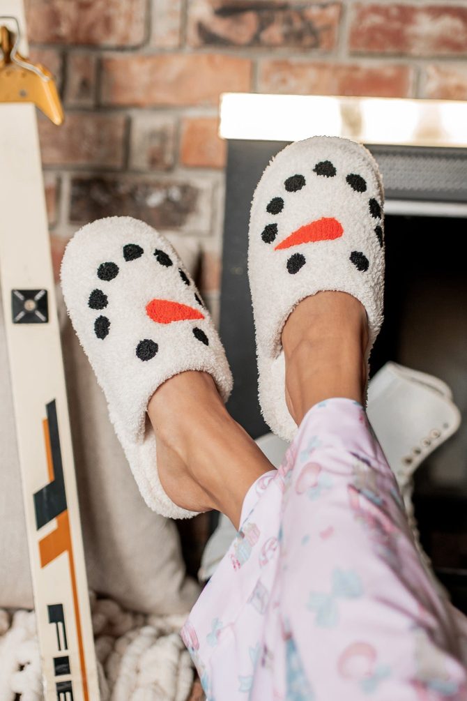 Carrot Nose Cutie Fuzzy Snowman Slippers (White/Snowman) · NanaMacs