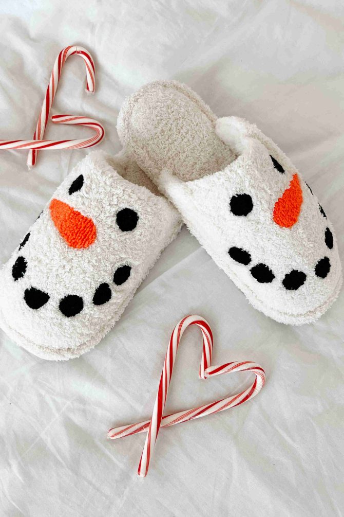 Carrot Nose Cutie Fuzzy Snowman Slippers (White/Snowman) · NanaMacs - Image 3