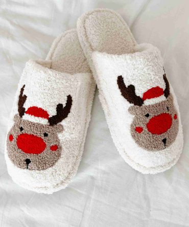 Hey Rudolph Fuzzy Reindeer Slippers (White/Reindeer) · NanaMacs