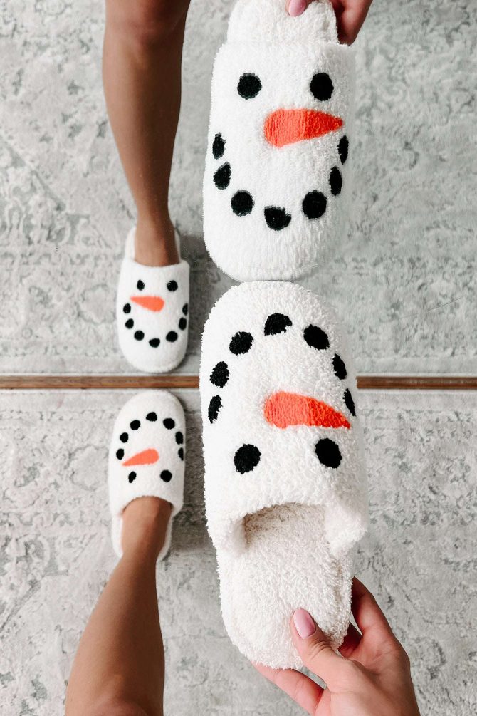 Carrot Nose Cutie Fuzzy Snowman Slippers (White/Snowman) · NanaMacs - Image 4