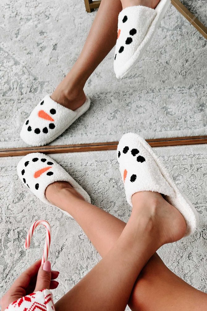 Carrot Nose Cutie Fuzzy Snowman Slippers (White/Snowman) · NanaMacs - Image 2