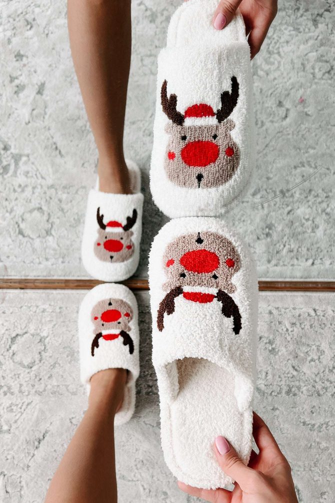 Hey Rudolph Fuzzy Reindeer Slippers (White/Reindeer) · NanaMacs - Image 4