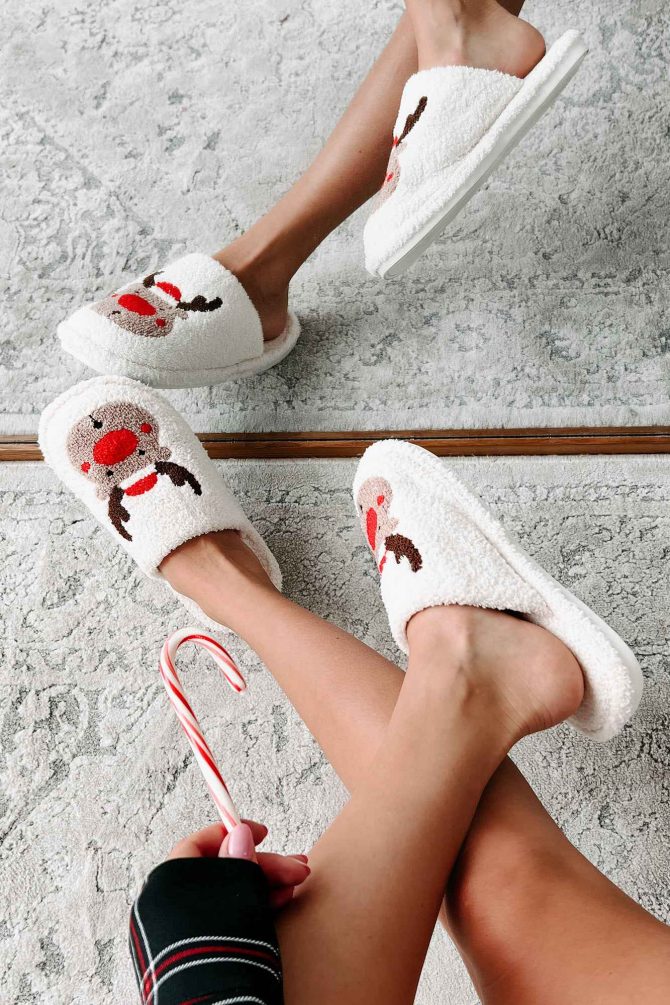 Hey Rudolph Fuzzy Reindeer Slippers (White/Reindeer) · NanaMacs - Image 2